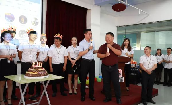 集團(tuán)運營副總裁趙明華為壽星們送上祝福歌曲