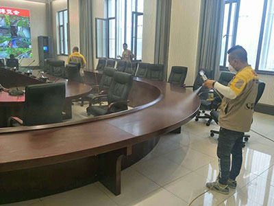 乾港集團(tuán)的施工師傅們正在進(jìn)行除甲醛施工