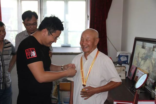 乾港愛(ài)心團(tuán)看望老兵 乾港愛(ài)心團(tuán)看望老兵